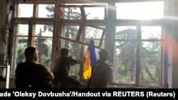 Прапор України, який бійці ЗСУ встановили на одній з будівель у звільненому від армії РФ селі Благодатне на Донеччині. Скріншот з відео, яке було оприлюднене 11 червня 2023 року