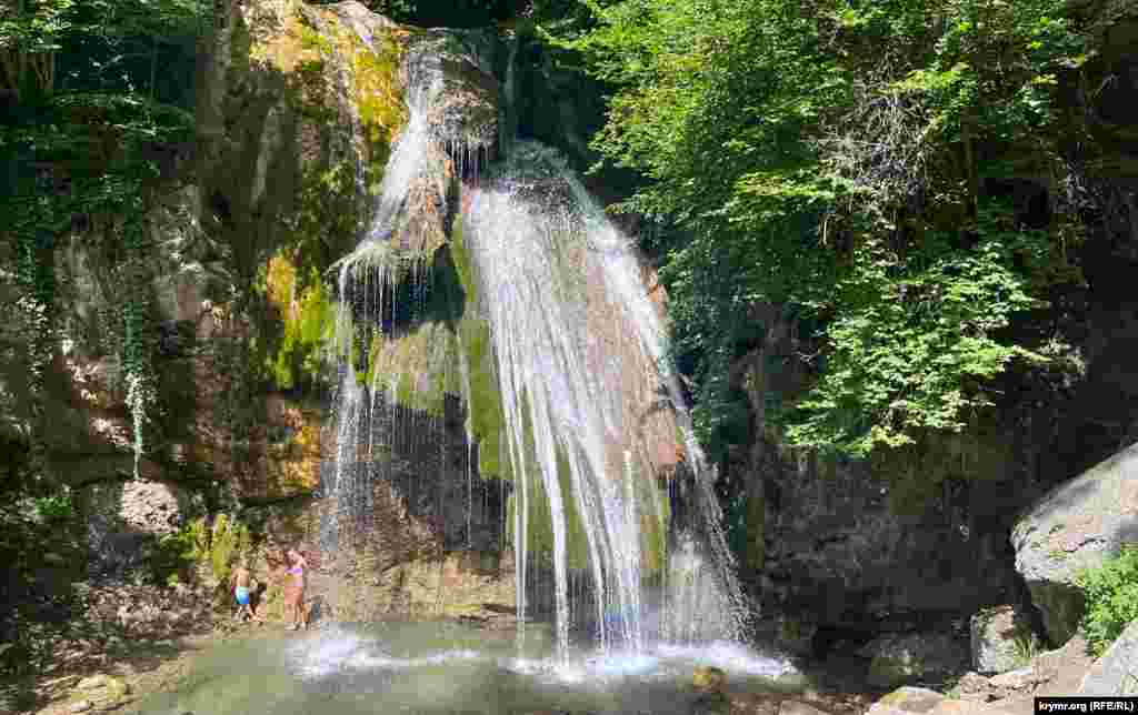 Водопад Джур-Джур &shy;&ndash; главная достопримечательность окрестностей Генеральского (до 1945 года &ndash; Улу-Узень). Его высота около 15 метров. Это самый мощный водопад в Крыму со средним расходом 270 литров в секунду. Он не иссякает даже в самое сухое время года. До водопада от села Генеральское &ndash; 2 километра