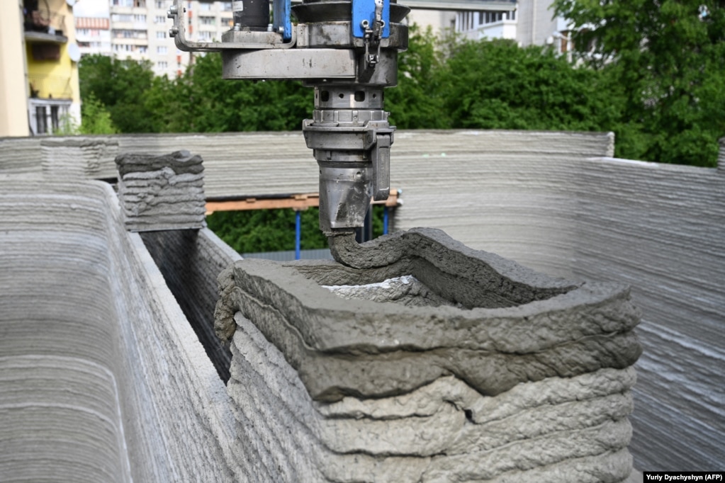 Një grykë printimi që vendos përzierjen e betonit në vendin e ndërtimit në Lviv.