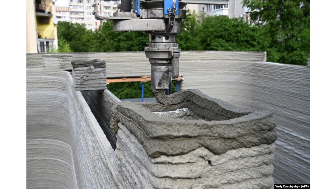 O duză așează amestecul de beton pe șantierul din Liov.