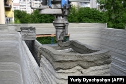 A printing nozzle laying the concrete mix at the Lviv site.