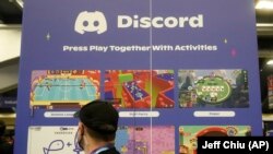 Logo kompanije Discord istaknut na konferenciji programera za razvoj igrica 22. marta 2023. godine u San Francisku (SAD).
