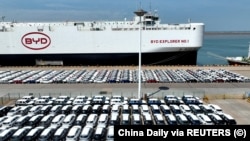 Vehiculele electrice produse de BYD înainte care urmează să fie exportate în Brazilia, în portul Lianyungang din provincia Jiangsu, China, pe 25 aprilie 2024.