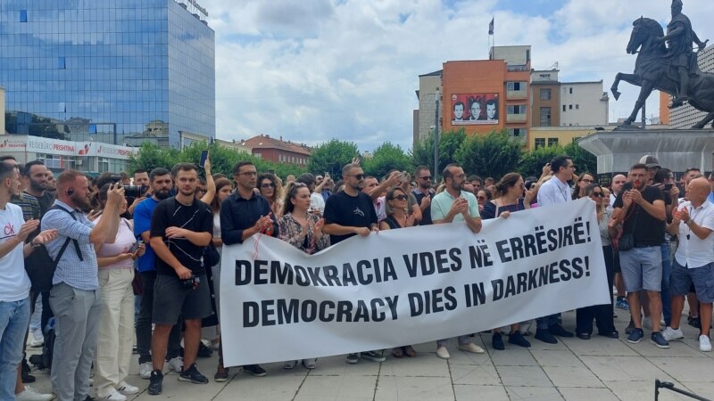 “Demokracia vdes në errësirë”: Gazetarët protestojnë në mbështetje të Klan Kosovës