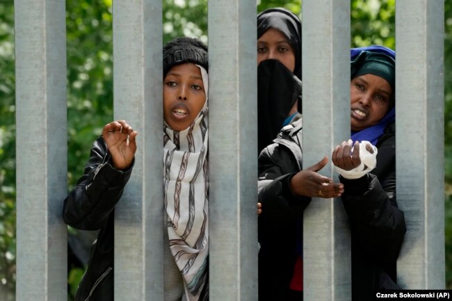 Emigrantëve u është bllokuar hyrja në Poloni nga barrierat metalike të ngritura përgjatë kufirit me Bjellorusinë në pyllin Bialowieza më 29 maj.<br />
<br />
Polonia thotë se Bjellorusia fqinje dhe mbështetësi i saj kryesor, Rusia, qëndrojnë pas rritjes së fluksit të emigrantëve nga Bjellorusia drejt Bashkimit Evropian, një lëvizje kjo për të krijuar një krizë.<br />
<br />
&nbsp;