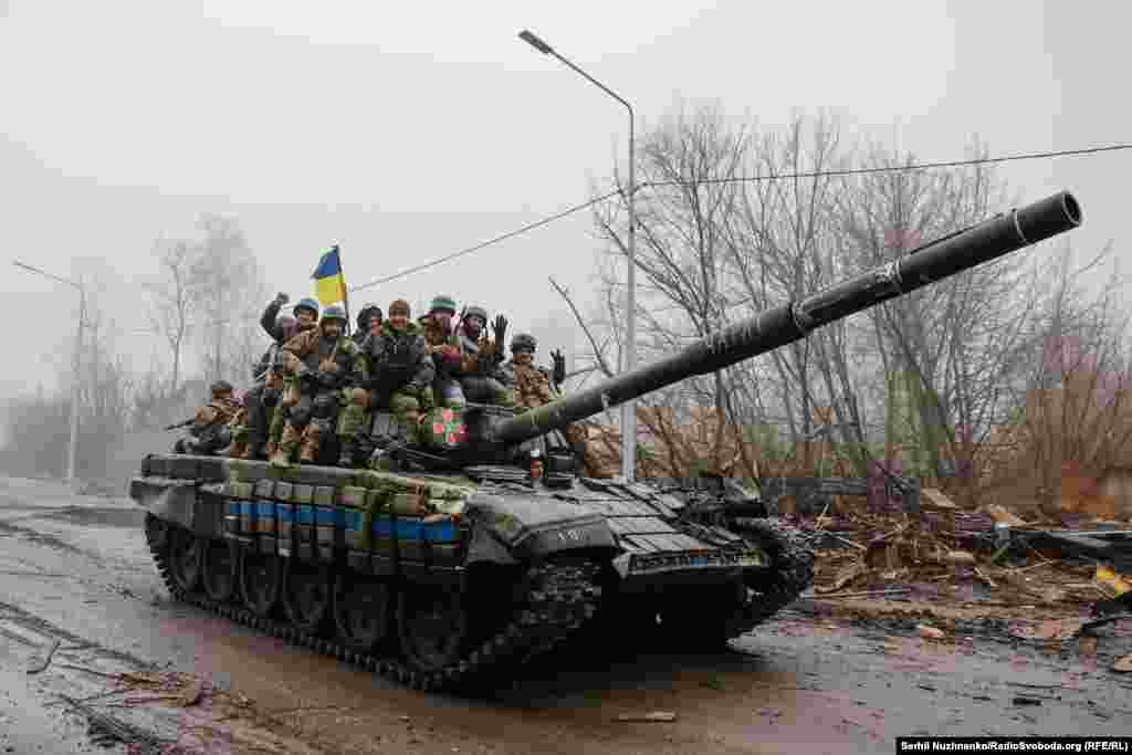 Українські танкісти та піхота заходять у Нову Басань під час звільнення Чернігівщини з-під російської окупації. Квітень 2022 року