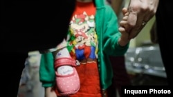 Copilul de doi ani și șase luni a murit după doar câteva zile de spitalizare. Fotografie generică. 