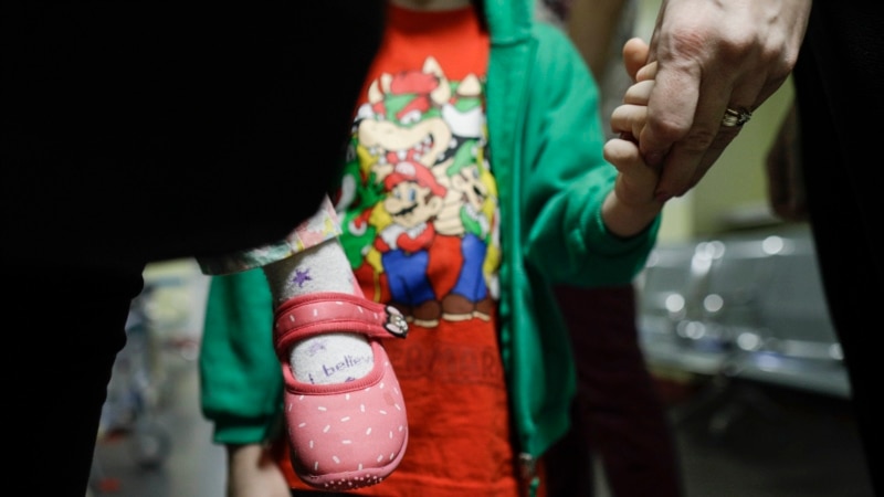 Copil de doi ani mort după un diagnostic greșit. După opt ani de anchete, Justiția își recunoaște neputința: a aflat 30% din adevăr