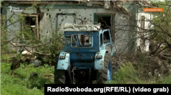 Посеченный обломками дом и заброшенный трактор в Макаровке, об освобождении которой во время наступления ВСУ стало известно 11 июня