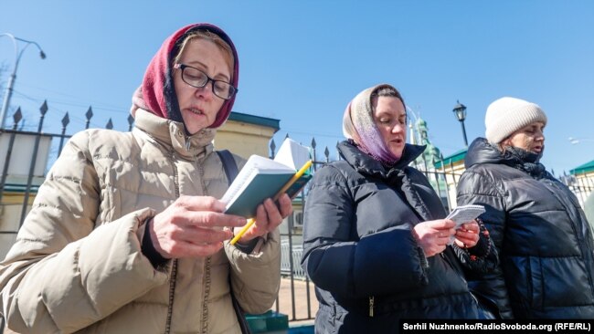 Верующие УПЦ МП на территории Киево-Печерской лавры, Киев, 30 марта 2023 года