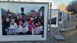 Фрагмент с лозунгом «Путин, мы с тобой» с фотовыставки «Крым. Россия. Процветание в единстве» в Симферополе, 18 марта, 2024 года