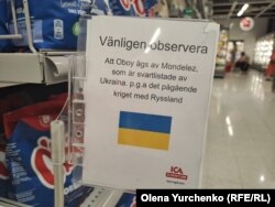 Картки у супермаркеті ICA з інформацією щодо продукції компанії Mondelez International. Гетеборг, Швеція, 15 червня 2023 року