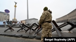 Боец территориальной обороны у монумента независимости Украины в Киеве