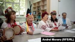 Refugiații care cântă „cântece de suflet” în ucraineană și română