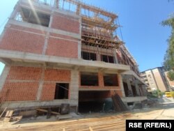 Nedovršena zgrada Univerziteta koji radi u sistemu Srbije, blokirana dalja gradnja zbog nedostatka građevinske dozvole, 21. juli 2023.