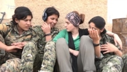 „Ez tényleg én volnék?” – Filmet forgatott a kurd női harcosokról, végül maga is beállt harcolni 