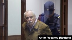 Shkencëtari rus, Anatoly Maslov, gjatë paraqitjes para gjykatës në Shën Petersburg më 21 maj 2024. 