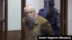 Researcher Anatoly Maslov enters a St. Petersburg court shortly before his conviction on a treason charge he denies on May 21.