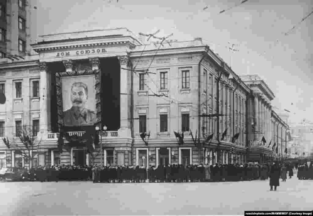 Fotografie făcută pe 6 martie 1953, la jumătate de kilometru nord de Piața Roșie, în timp ce mulțimile se adunau pentru a vedea sicriul lui Iosif Stalin în Casa Sindicatelor din Moscova.