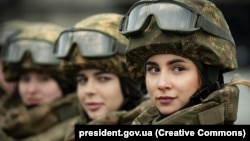 У складі Збройних сил служить 47 тисяч жінок, з них 4 тисячі – на передовій. Але вони надають лише 17 відсотків коментарів для ЗМІ (дослідження ІМІ) 