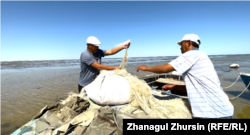 Рыбаки готовят сети пуска на Малом Арале. 23 августа 2023 года
