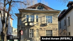Casa de pe str. Dr. Lister nr. 63 a fost dată la schimb statului român de către URSS pentru două proprietăți din Snagov. Vila este acum în proprietarea Regiei Autonome „Administrația Patrimoniului Protocolului de Stat”.