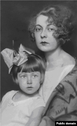 Ирина Баронова с матерью. Бухарест, 1923