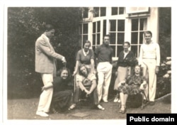 Групповое фото. Крайний слева – Герман Севастьянов, далее сидят Ирина Баронова, Татьяна Рябушинская. 1930-е, Австралия