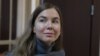 <strong>Viktoria Petrova</strong><br />
A szentpétervári nőt 2022 májusában vették őrizetbe, mert <em>&bdquo;hamis&rdquo;</em> információt terjesztett a közösségi médiában olyan bejegyzésekben, amelyek bírálták az ukrajnai orosz inváziót. Hónapokig tartó fogva tartása alatt továbbra is a háború ellen emelt szót. A bíróság elrendelte a pszichiátriai kezelését, jelenleg egy pszichiátriai intézetben tartják fogva. Az orvosok még idén eldöntik, hogy szüksége van-e <em>&bdquo;további kezelésre&rdquo;</em>