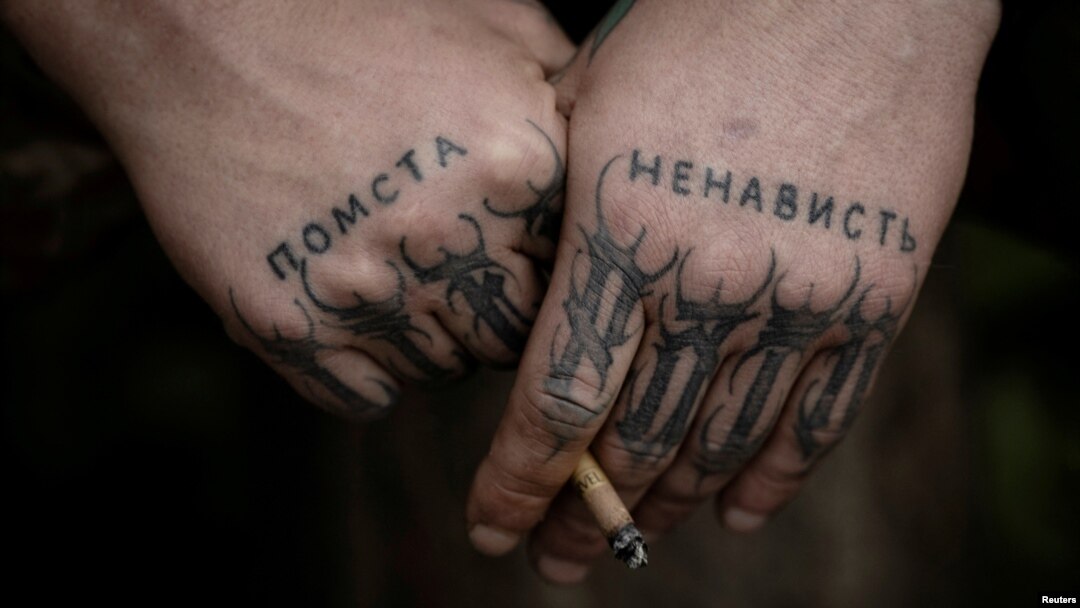 Думите "отмъщение" и "омраза" са татуирани върху ръцете на Роман, 38-годишен командир на взвод в украинската 58-а моторизирана бригада. Снимката е направена на фона на атаката на Русия срещу Украйна в района на Донецк, 18 април 2024 г.