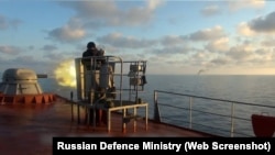 Скриншот видео, опубликованного Минобороны РФ. В российском военном ведомстве утверждают, что в Черном море был атакован российский военный разведывательный корабль «Приазовье»