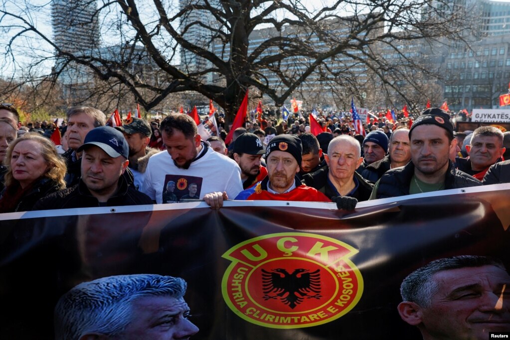 Mbështetësit e ish-presidentit të Kosovës Hashim Thaçi duke protestuar në ditën e parë të gjykimit të tij për krime lufte, në Hagë, Holandë, 3 prill 2023.