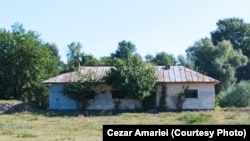  Къща в Плауру, която в миналото се е употребила от граничните управляващи в района, а в този момент пустее. 