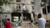 Газа секторынан атылған зымыран қиратқан үйдің сыртында тұрған адамдар. Израиль, Ашкелон, 9 қазан, 2023 жыл.