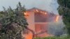 آتش‌سوزی ناشی از گرمای بی‌سابقه در ایتالیا به مناطق مسکونی این کشور سرایت کرده است