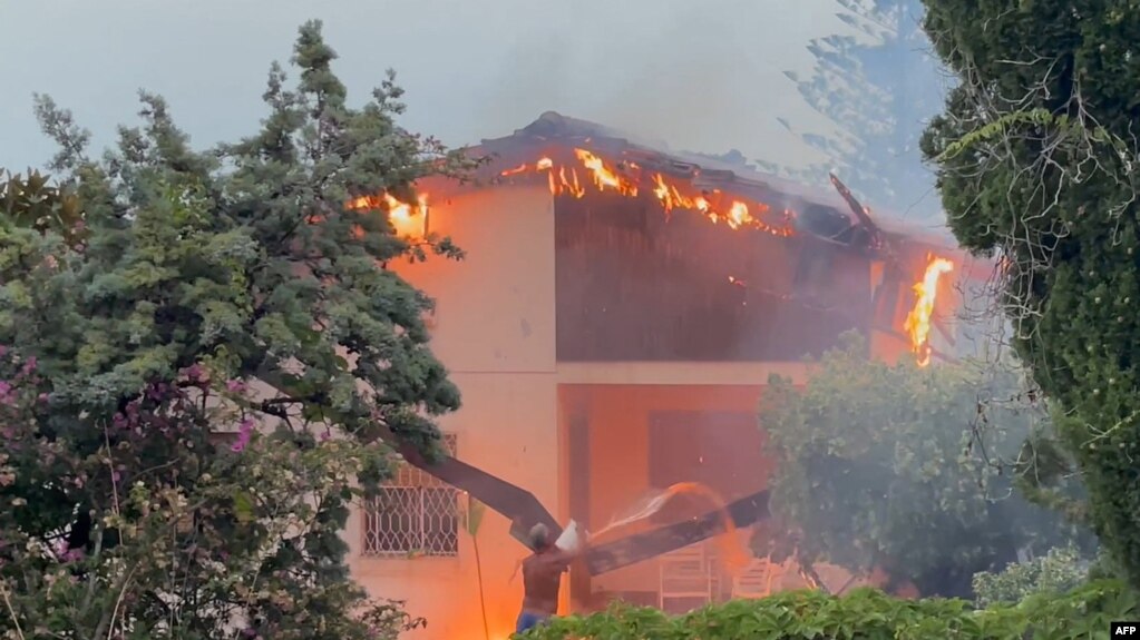 آتش‌سوزی ناشی از گرمای بی‌سابقه در ایتالیا به مناطق مسکونی این کشور سرایت کرده است