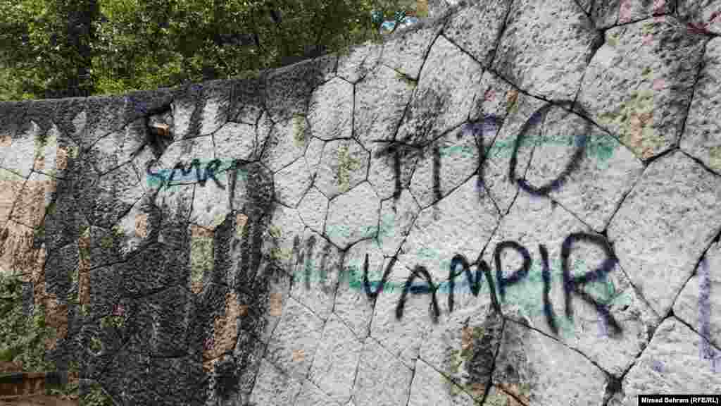 Nepoznati počinioci su u više navrata Partizansko spomen-groblje u Mostaru oskrnavili grafitima sa uvredljivim porukama. Na jednom od zidova odmah na ulazu u kompleks groblja, još uvijek je vidljiv grafit.