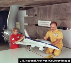 O machetă a unui F-16 este pregătită pentru testarea în tunelul de vânt de la o bază NASA din Ohio - august1983.