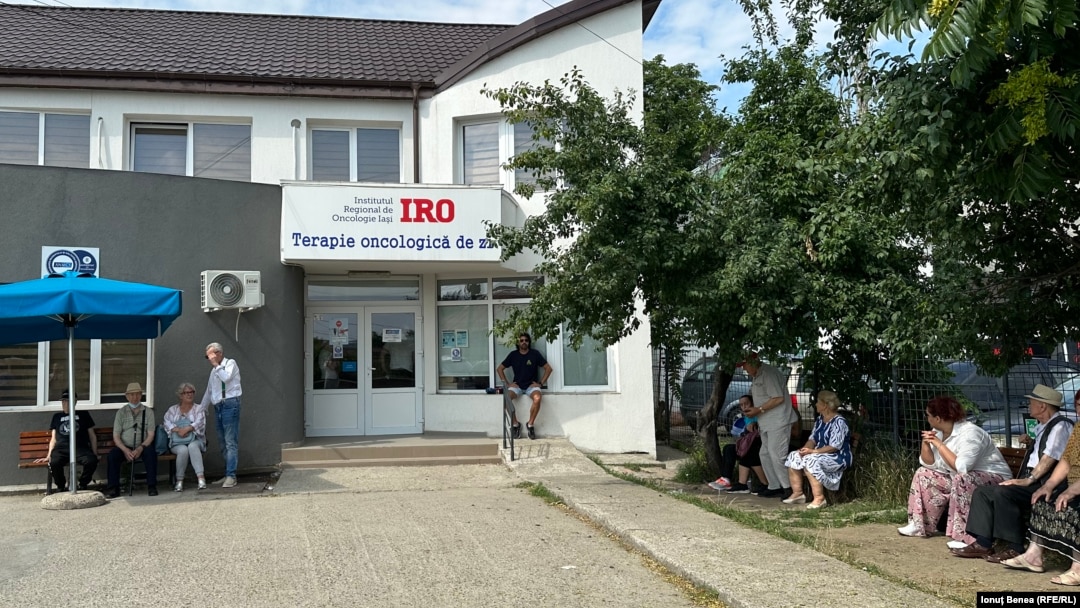 Curtea Institutului Regional de Oncologie din Iași, unde așteaptă pacienți din multe județe ale țării.
