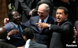 Уга Чавэс, Аляксандар Лукашэнка і Робэрт Мугабэ сьмяюцца падчас саміту недалучэньня ў Гаване 15 верасьня 2006 году. REUTERS
