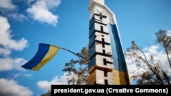 Государственный флаг Украины развевается на въезде в город Купянск 