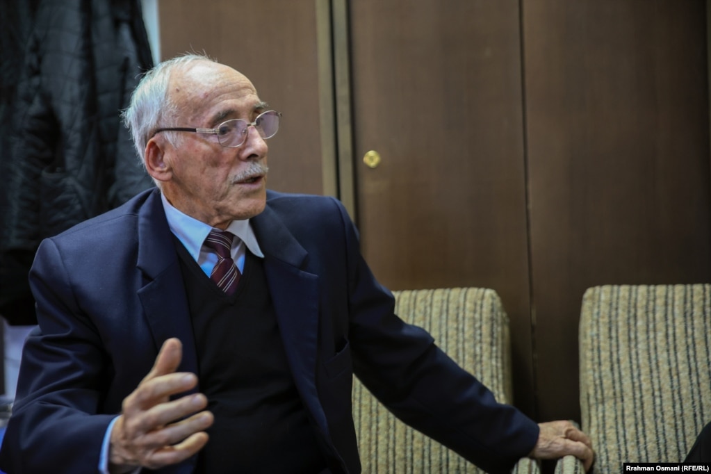 Hasan Berisha, 85 vjeç. Ai ka punuar si ekonomist në ndërmarrje publike dhe merr pension në vlerë 265 euro.