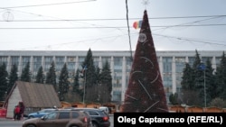 În acest an, Primăria Chișinău a fost singura instituție din capitală care s-a ocupat de inaugurarea bradului și de târgul de Crăciun 