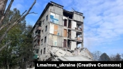 Un bloc de locuințe din Avdiivka în urma unei lovituri aeriene a Rusiei, 14 octombrie 2023.