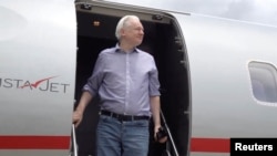 WikiLeaks-ի հիմնադիր Ջուլիան Ասանժն ինքնաթիռից իջնում ​​է Թաիլանդի Բանգկոկի Դոն Մուանգ միջազգային օդանավակայանում, հունիսի 25, 2024թ.
