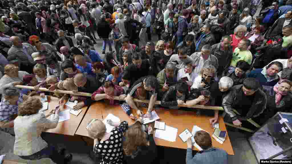 Mariupolban tömeg áll sorban, hogy aláírja a Donyecki terület státuszáról szóló &bdquo;népszavazást&rdquo; május 11-én. Kijev &bdquo;bűnös bohózatnak&rdquo; nevezte a népszavazást, amely a kormányerők ellenőrzésén kívül eső donbászi területeken zajlott