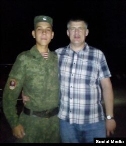 Расейскі салдат беларускага паходжаньня Ўладзіслаў Салаўёў, які ваюе ва Ўкраіне, са сваім бацькам. Фота з акаўнта Ўладзіслава ў VK