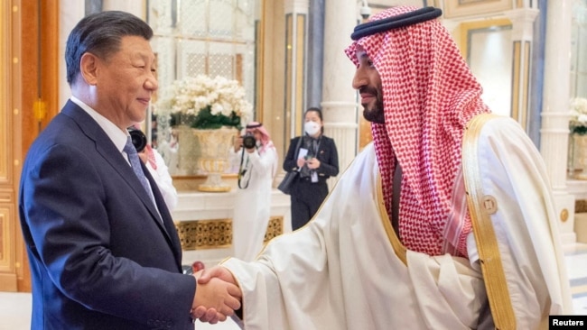 Наследный принц Саудовской Аравии Мохаммед бин Салман почтительно пожимает руку Си Цзиньпину во время их встречи в Эр-Рияде. 9 декабря 2022 года