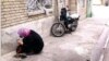 عکس آرشیوی از یک فرد معتاد در حال استعمال مواد مخدر در خیابانی در ایران