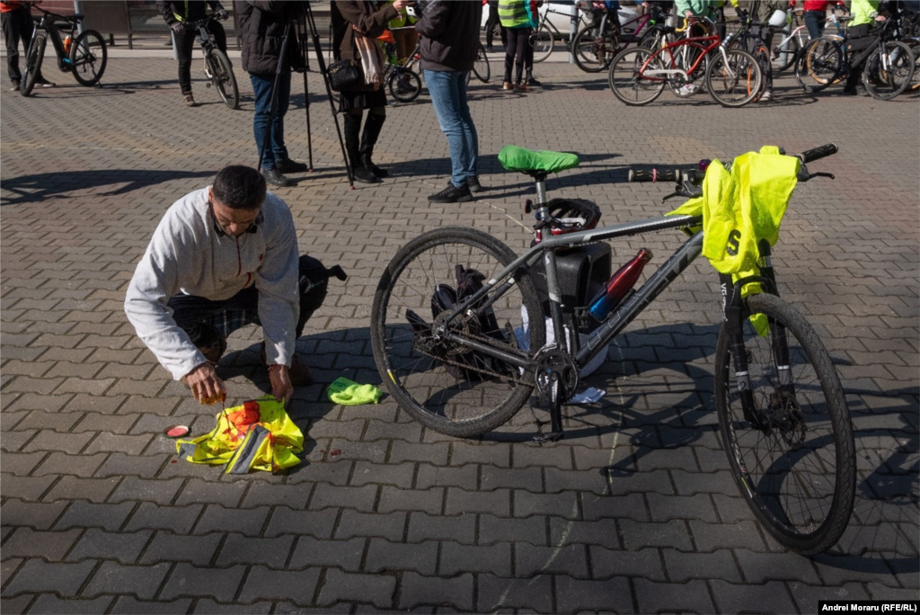 Activistul și biciclistul Vasile Fotescu, unul dintre organizatorii evenimentului. El și-a vopsit vesta și scurta cu roșu, în semn de protest împotriva insecurității în trafic a bicicliștilor, pietonilor și a tuturor celor care practică transportul alternativ.&nbsp;&nbsp;